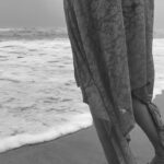 Riya Suman Instagram - Sandy toes Sunkissed nose Messy hair Salty air Beautiful waves Beach Happy! 🫰 Anjuna, Goa