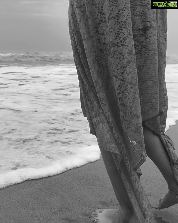 Riya Suman Instagram - Sandy toes Sunkissed nose Messy hair Salty air Beautiful waves Beach Happy! 🫰 Anjuna, Goa