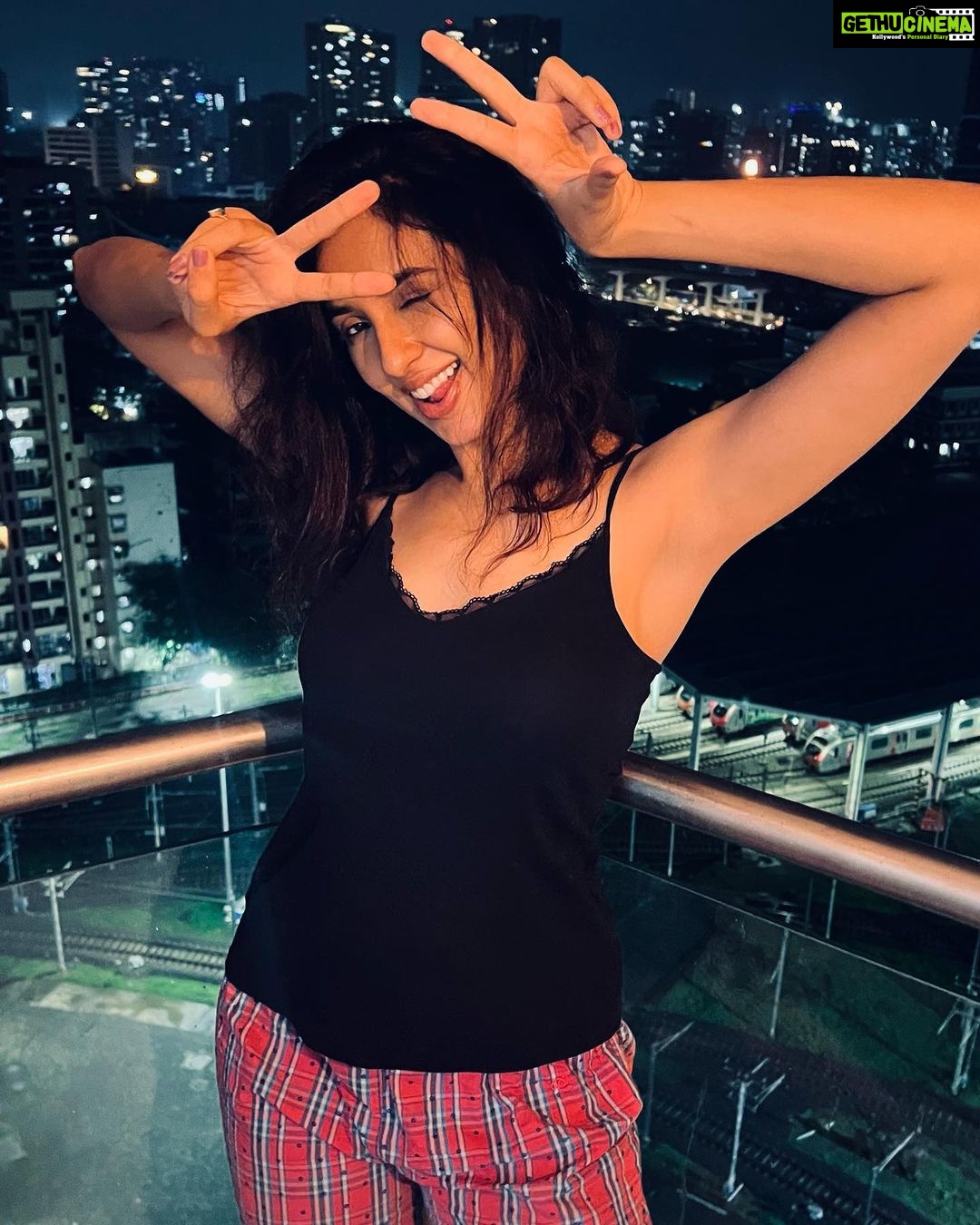 Riya Suman Instagram - Back to home, to my favorite people & not so favorite, my mom s detox green juices 🤮 which I always make sure to drink in balcony just in case need to sneakily pour some to the plants.. 😅🙈 Home :)