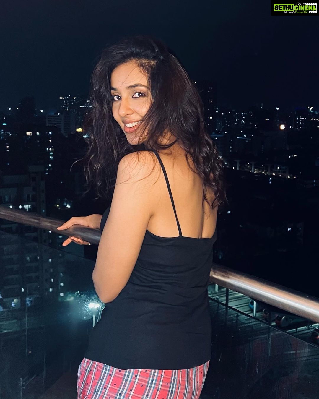 Riya Suman Instagram - Back to home, to my favorite people & not so favorite, my mom s detox green juices 🤮 which I always make sure to drink in balcony just in case need to sneakily pour some to the plants.. 😅🙈 Home :)