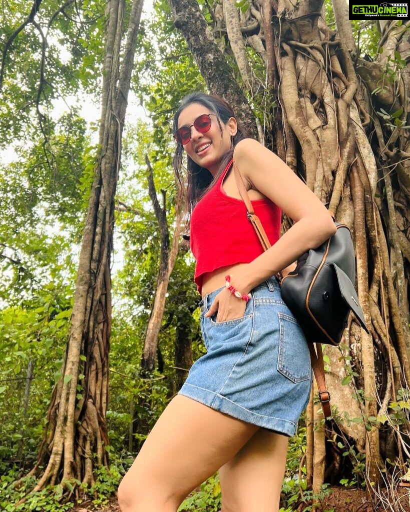 Riya Suman Instagram - Went looking for the Banyan Tree Baba 😅 #iykyk Didn’t find any. Guess he doesn’t meditate in off season. 🙈 The Tree