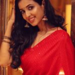 Riya Suman Instagram - A warm red autumn kiss for you all💋 . . Saree: @samyakksarees HMU : @gayu_mua 📸 @sat_narain
