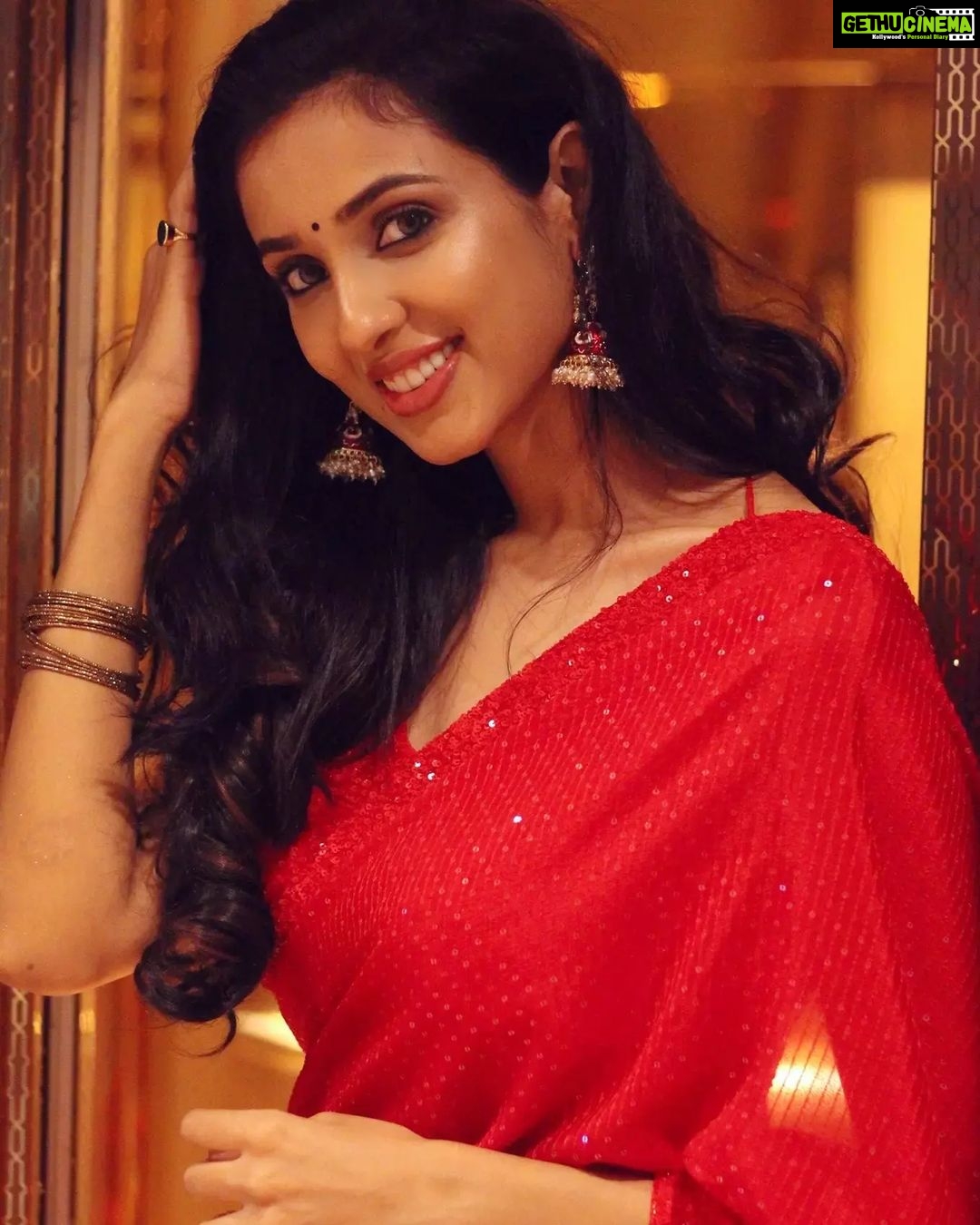 Riya Suman Instagram - A warm red autumn kiss for you all๐ . . Saree: @samyakksarees HMU : @gayu_mua ๐ธ @sat_narain