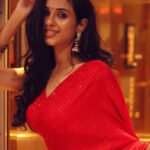 Riya Suman Instagram - A warm red autumn kiss for you all💋 . . Saree: @samyakksarees HMU : @gayu_mua 📸 @sat_narain