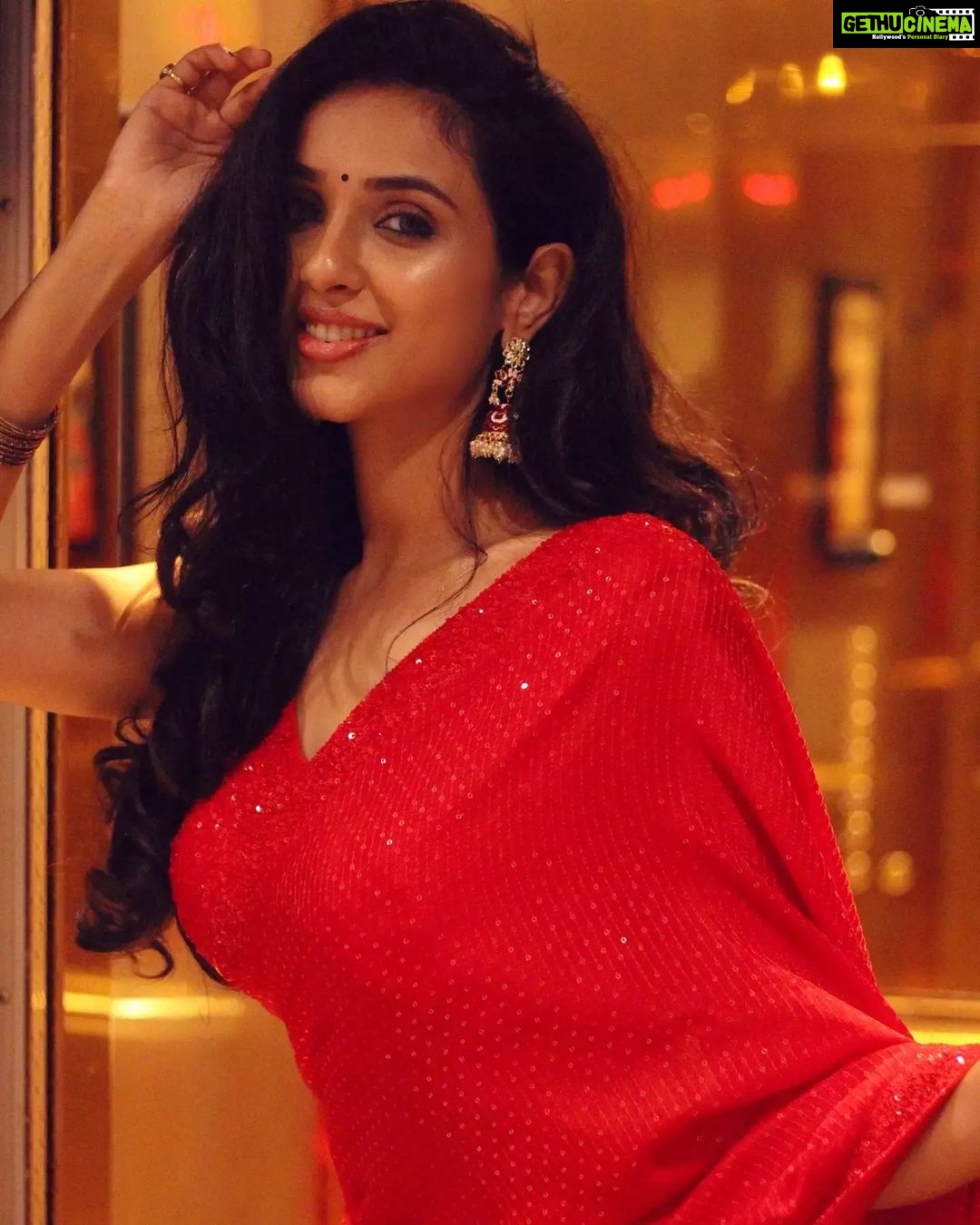 Riya Suman Instagram - A warm red autumn kiss for you all๐ . . Saree: @samyakksarees HMU : @gayu_mua ๐ธ @sat_narain