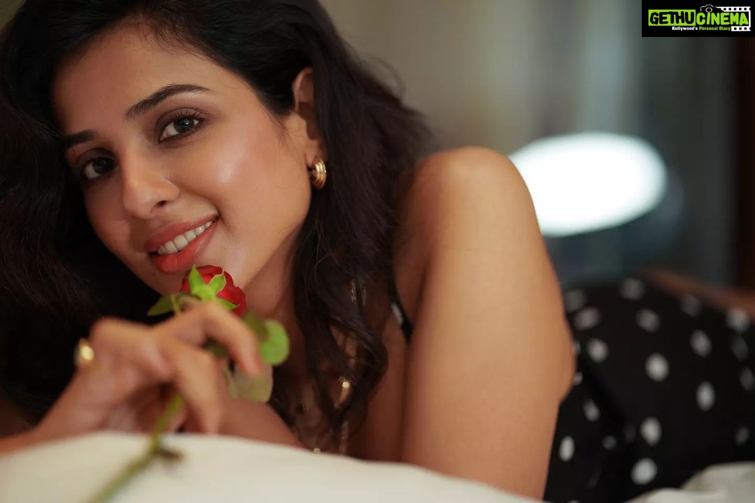Riya Suman Instagram - #HappyValentinesDay folks ❤️💋 Well,I had a super long a$$ working day, how was yours & what special did you do for your loved ones? Nevertheless, #SelfLoveIsTheBestLove 💓