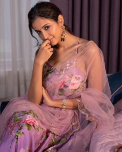 Riya Suman Instagram - Missed me?! Been a bit busy with life and all!! And yes, a very Happy 2023💋💋
Outfit: @seharrebysahitheereddy 
Jewelry: @sheetalzaveribyvithaldas 
Styled by: @archita.seem 
📸: @chinthuu_klicks 
MUA: Laxman & Mamta
.
.
#TopGearPromotions #Latepost