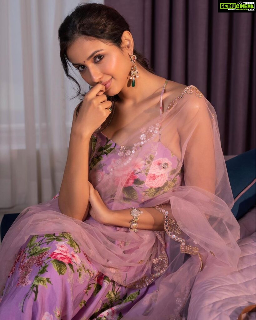 Riya Suman Instagram - Missed me?! Been a bit busy with life and all!! And yes, a very Happy 2023💋💋 Outfit: @seharrebysahitheereddy Jewelry: @sheetalzaveribyvithaldas Styled by: @archita.seem 📸: @chinthuu_klicks MUA: Laxman & Mamta . . #TopGearPromotions #Latepost