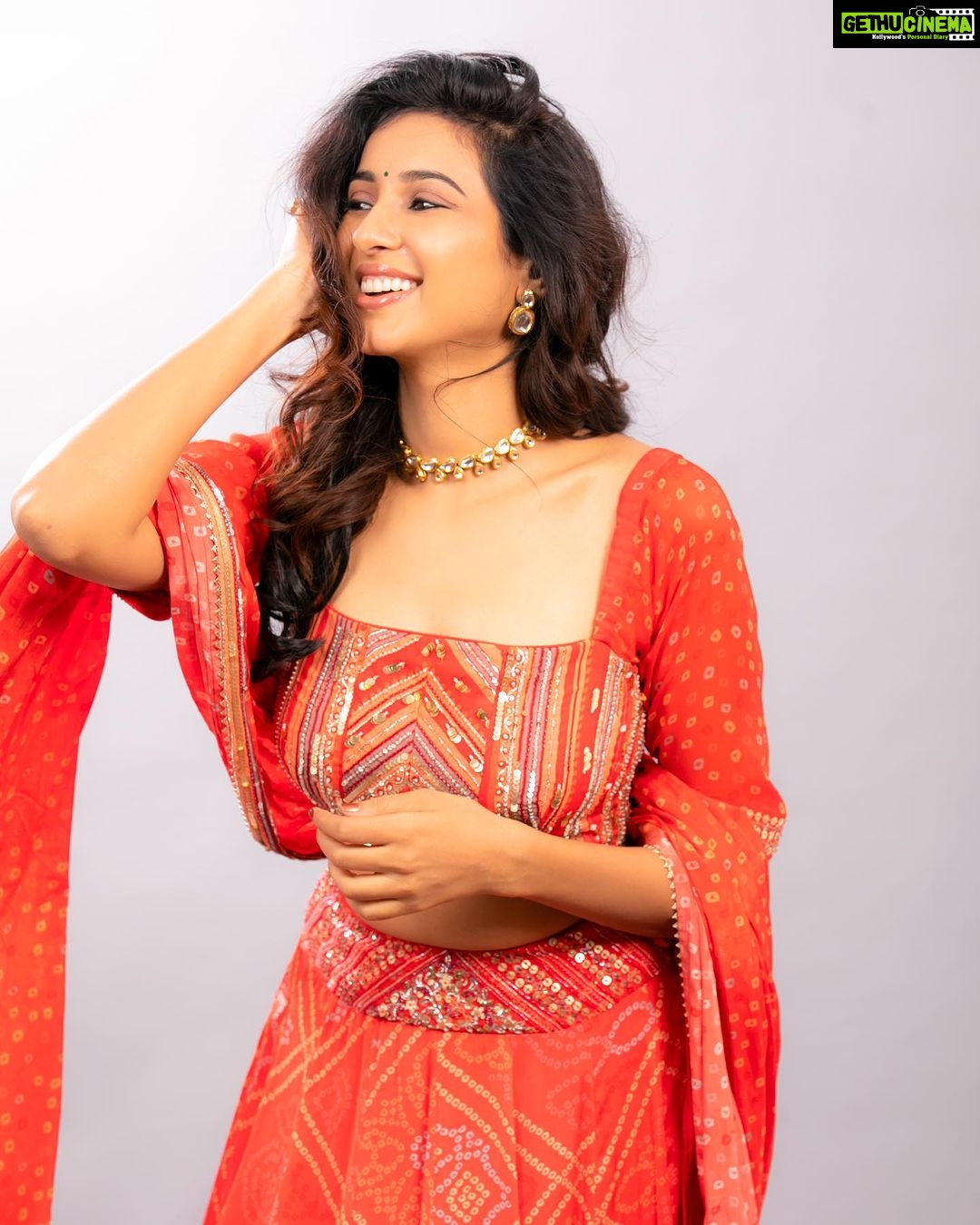 Riya Suman Instagram - En Mandhiravadhi Nee Kedikku Kedi My Hormone-u Balance-u Damage-u . . @media9manoj @issadesignerstudio