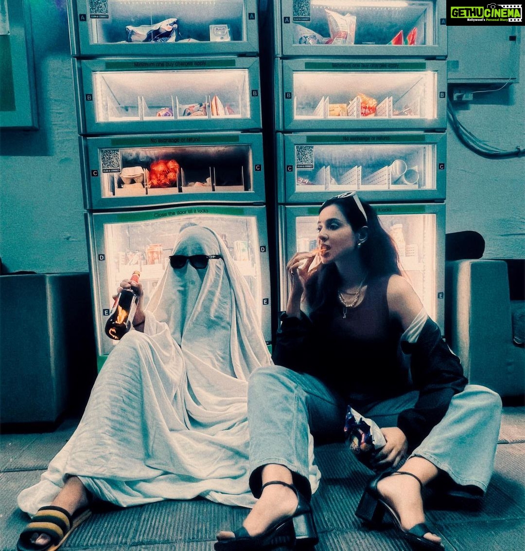 Riya Suman Instagram - “World is full of ghosts & some of them are still people” 💀 #HappyHalloween🎃