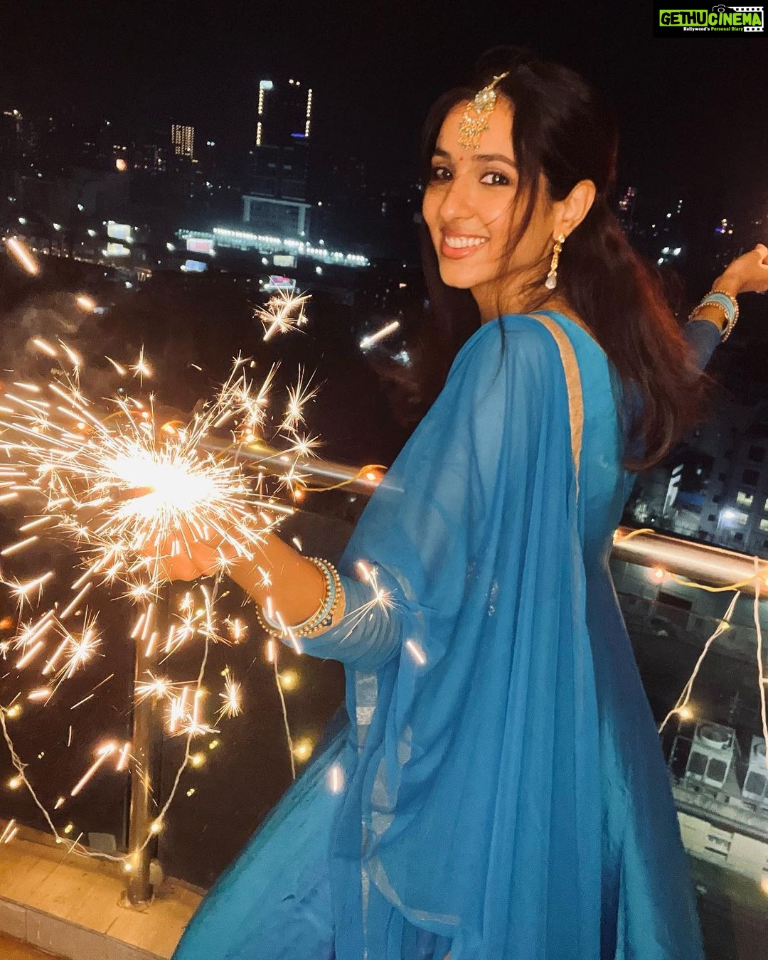 Riya Suman Instagram - “Here’s to celebrating light where we find it & making light where we don’t! “ Happy Diwali 🪔