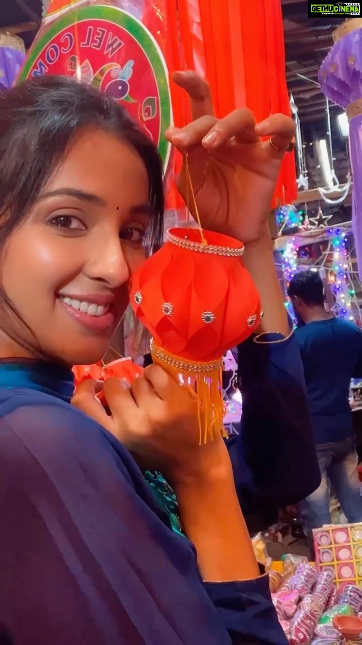 Riya Suman Instagram - Happy Diwali Shopping!✨✨🥹 #BuyLocal & let’s try not to bargain ❤️