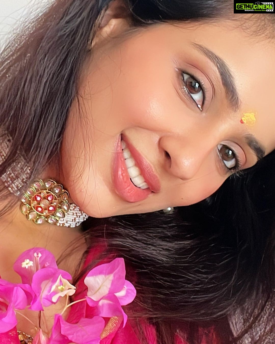 Riya Suman Instagram - ‘Evil is powerless if the good is unafraid.’ Happy Dusshera!!! ✨✨ Happy Vijadasami!! 😇 - #RiyaSuman