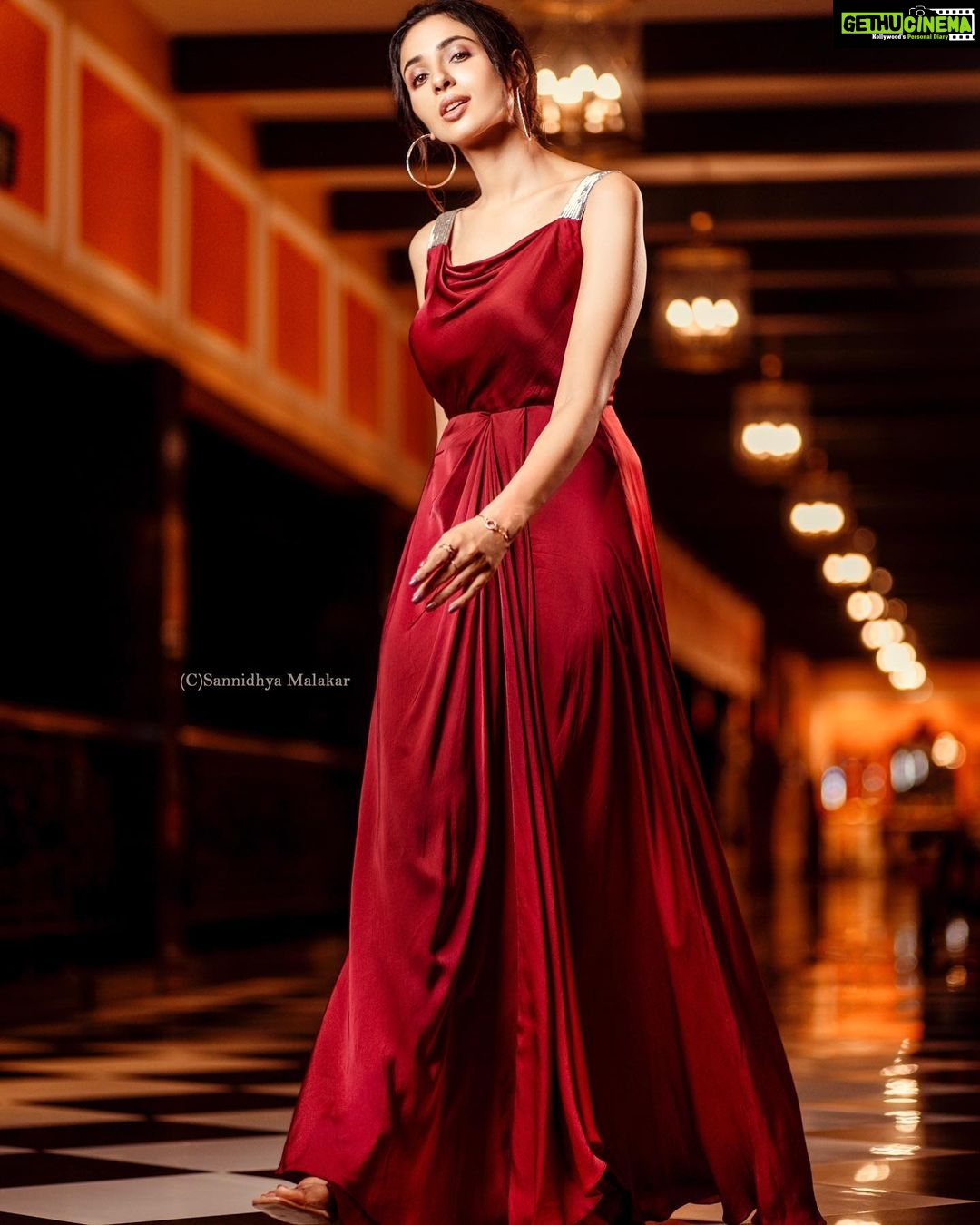 Riya Suman Instagram - Sassy & goofy! One 💣 combo it is! . . Outfit: @prashantikumarlabel Photographed by: @sanni.dhya Location: @mayfairsiliguri