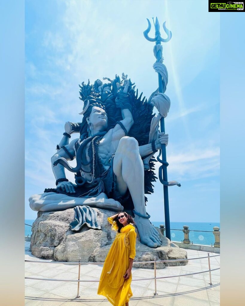 Riya Suman Instagram - मैं और मेरे भोलेनाथ दोनों ही भुलक्कड़ है, वो मेरी गलतियाँ भूल जाते है और मैं उनकी मेहरबानियाँ ! #gratefuleveryday :) Azhimala Shiva Temple