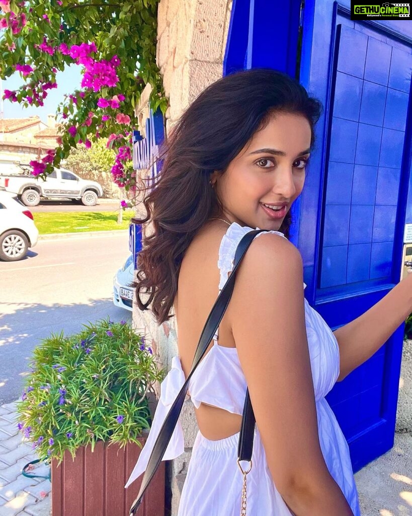 Riya Suman Instagram - Greek flavoured Turkish town, cobblestone roads, vibrantly painted doors, beautiful & dreamy, Alacati is truly a gem! 💎 Alaçatı,Çeşme