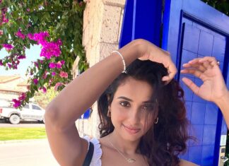Riya Suman Instagram - Greek flavoured Turkish town, cobblestone roads, vibrantly painted doors, beautiful & dreamy, Alacati is truly a gem! 💎 Alaçatı,Çeşme