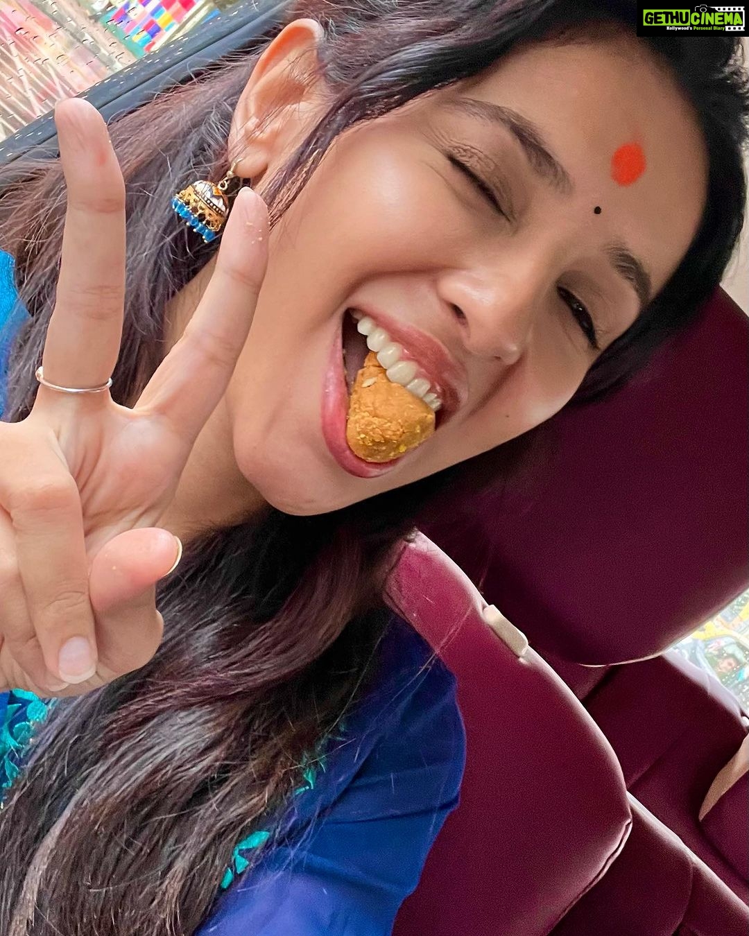 Riya Suman Instagram - Happy Ganesh Chaturthi!! Happy Modak season!!!! ✨ Siddhivinayak Temple, Mumbai