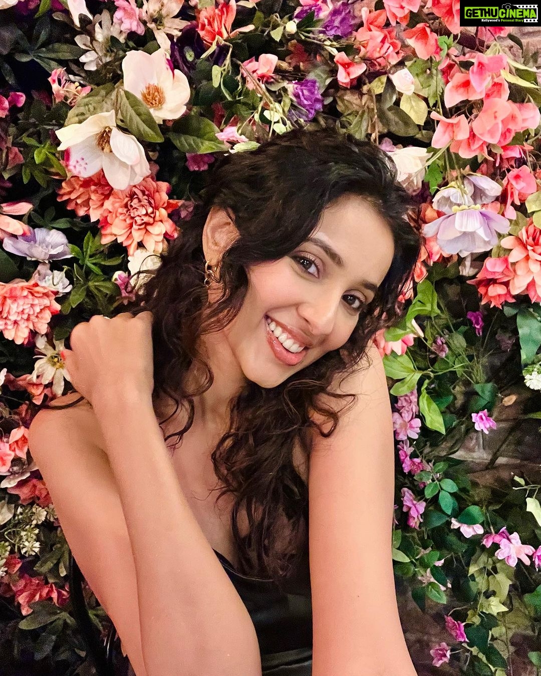 Riya Suman Instagram - In my birthday bliss element πβ¨ Thanks for life.. Cheers to life! πΆπΌπ₯ Istiklal Street- Istanbul