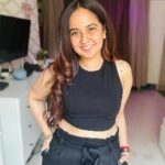 Roopal Tyagi Instagram – There isn’t much I need to be happy. ❤️ 
Don’t get me wrong.. I WANT the stars, moon and galaxies.. but I don’t NEED them. That’s the difference! ✨ 

#simplejoys #nomakeup #thoughtoftheday