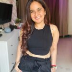 Roopal Tyagi Instagram – There isn’t much I need to be happy. ❤️ 
Don’t get me wrong.. I WANT the stars, moon and galaxies.. but I don’t NEED them. That’s the difference! ✨ 

#simplejoys #nomakeup #thoughtoftheday