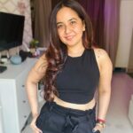 Roopal Tyagi Instagram – There isn’t much I need to be happy. ❤️ 
Don’t get me wrong.. I WANT the stars, moon and galaxies.. but I don’t NEED them. That’s the difference! ✨ 

#simplejoys #nomakeup #thoughtoftheday