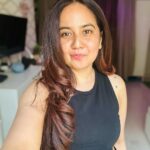 Roopal Tyagi Instagram – There isn’t much I need to be happy. ❤️ 
Don’t get me wrong.. I WANT the stars, moon and galaxies.. but I don’t NEED them. That’s the difference! ✨ 

#simplejoys #nomakeup #thoughtoftheday