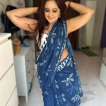 Roopal Tyagi Instagram - Saree love forever! 💙 🤍 #sareelove #cottonsaree #handblockprinted