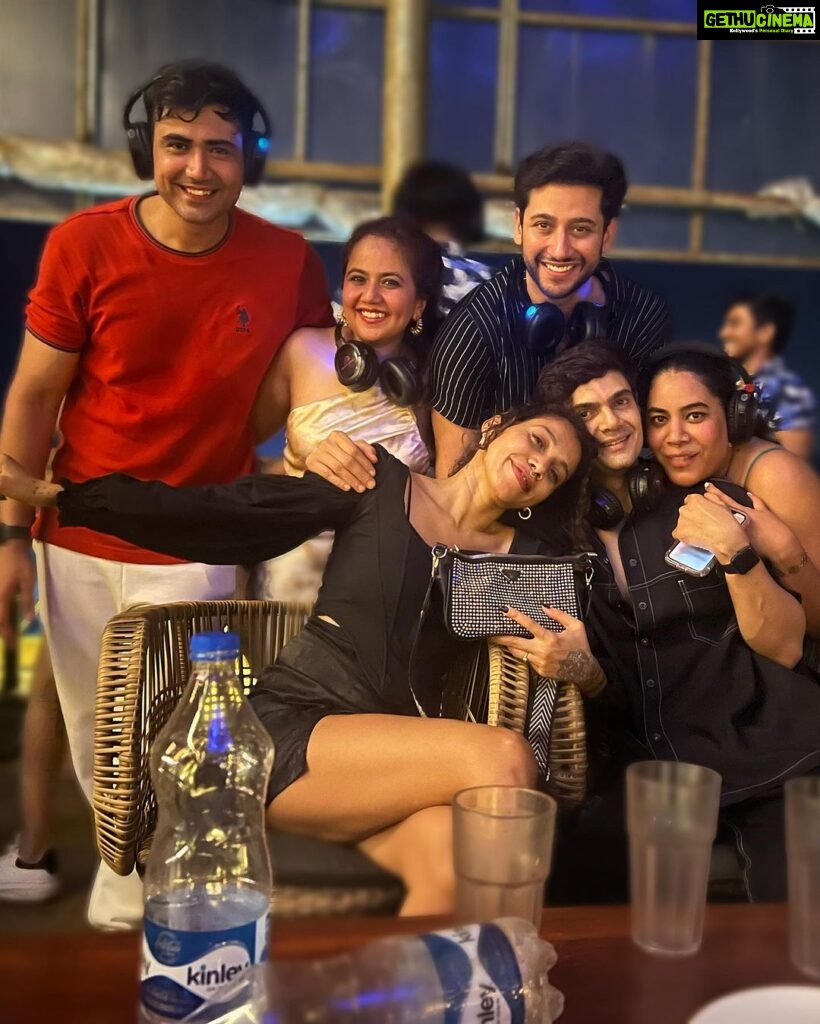 Roopal Tyagi Instagram - It was his birthday, I was supposed to make him feel special..but the exact opposite happened! @parastomar you already know what i want to say to you.. biggest hug and biggest puchi ever!! 🥹 And thanks for bringing these other crazy humans into my life! Couldn’t have asked for a better time. 🥰 Romeo Lane Goa