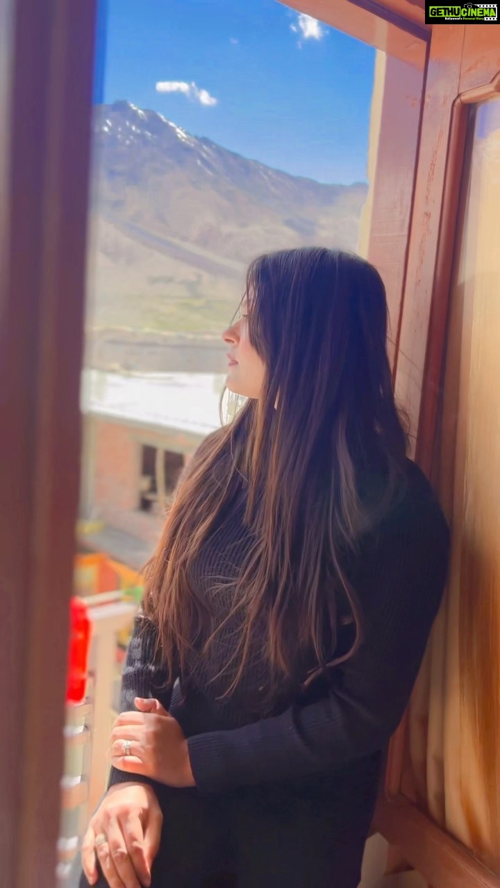 Rooqma Ray Instagram - Never miss a moment in the mountains. #instagood #instagram #instadaily #instafashion #instamood #instalike #instalove #instacool #réel #reelsinstagram #reelsvideo #reelitfeelit #reelsindia #himachal #spitivalley