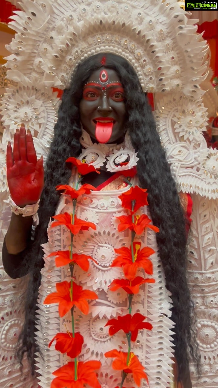 Rooqma Ray Instagram - Maa Kali is the symbol of strength and good over evil. May she bless you and your family with abundant strength. Happy Kali Puja 🪔 @riyabose6538 @anima.hazra.102 #reelsinstagram #reelsvideo #instagram #instadaily #instalike #insta #diwali #kalipuja #makali #festival #makeup #kali #rooqmaray