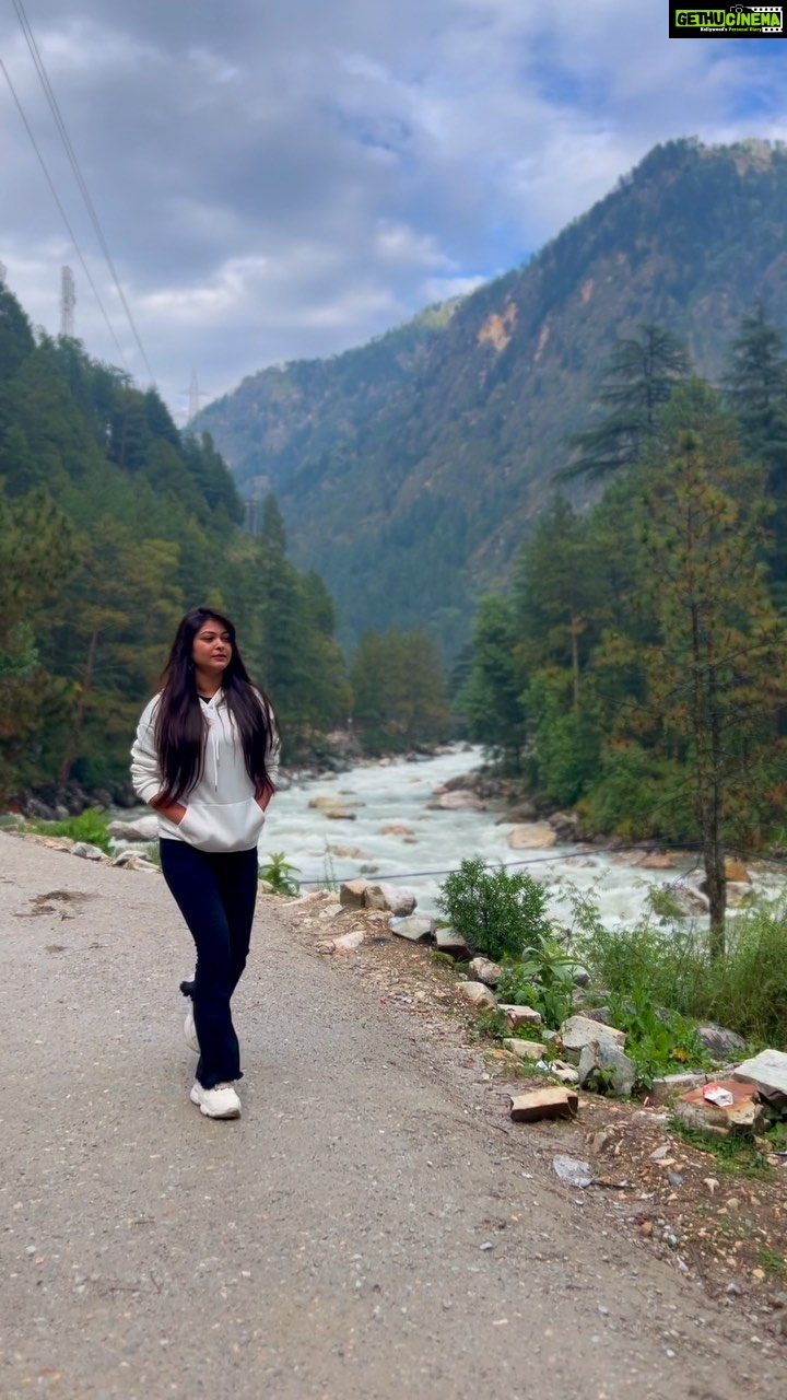 Rooqma Ray Instagram - The mountains are my happy place 🏔️ #instagood #instagram #instadaily #instafashion #instamood #mountains #instareels #reelitfeelit #reelsindia #reelsindia #reelviral #reelkarofeelkaro #reelsinsta #himachal #rooqmaray #viralsong