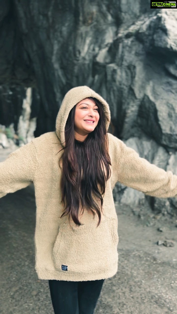 Rooqma Ray Instagram - Always take the scenic route 🏔️ 📍 @incredible_himachal.in @himachaltourismofficial @indiangirlstravel #reelsinstagram #reelitfeelit #reels #reelkarofeelkaro #reelsvideo #reelit #instagood #instagram #insta #instadaily #instafashion #mountains #himachal #himachalpradesh