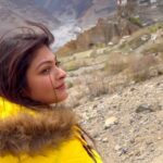 Rooqma Ray Instagram - Is this love ?? 💛💛💛 #réel #reelsinstagram #reelitfeelit #instagram #reelkarofeelkaro #mountains #himachal #spiti #spitidiaries #yellow #bollywoodsongs #rooqmaray