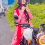 Rooqma Ray Instagram - Don’t quit your daydream 🤪 #réel #reelsinstagram #reels #reelitfeelit #reelkarofeelkaro #instagood #instagram #insta #instadaily #instafashion #dream #bikeride #bike #tamilsong #trendingreels #rooqmaray