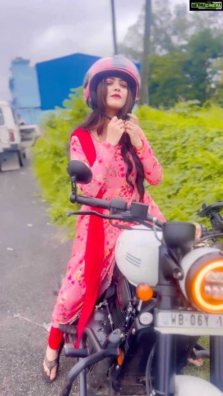 Rooqma Ray Instagram - Don’t quit your daydream 🤪 #réel #reelsinstagram #reels #reelitfeelit #reelkarofeelkaro #instagood #instagram #insta #instadaily #instafashion #dream #bikeride #bike #tamilsong #trendingreels #rooqmaray