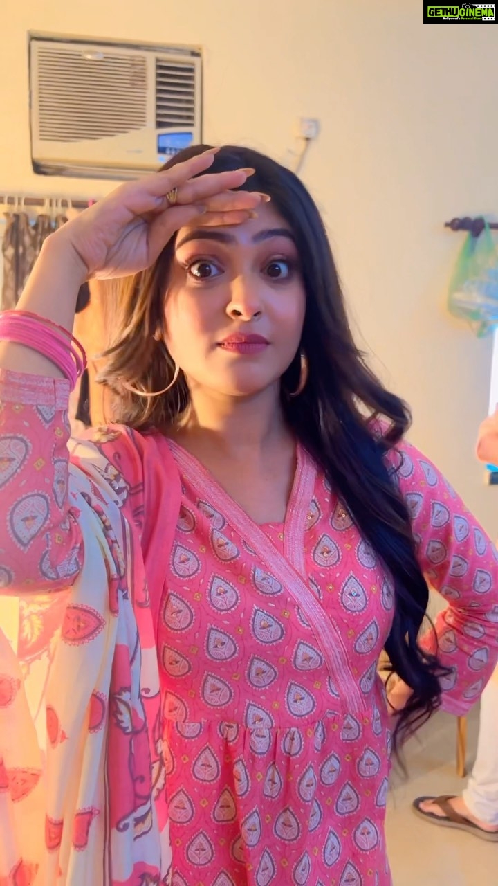 Rooqma Ray Instagram - Crazy us 🤪🤪🥰 Thank you ❤️ @zackyforu #réel #reelsinstagram #reelsindia #reelsvideo #reelitfeelit #reelkarofeelkaro #reelindia #instagram #instagood #insta #instadaily #instafashion #instamood #instalike #instalove #makeuproom #fun #rooqmaray