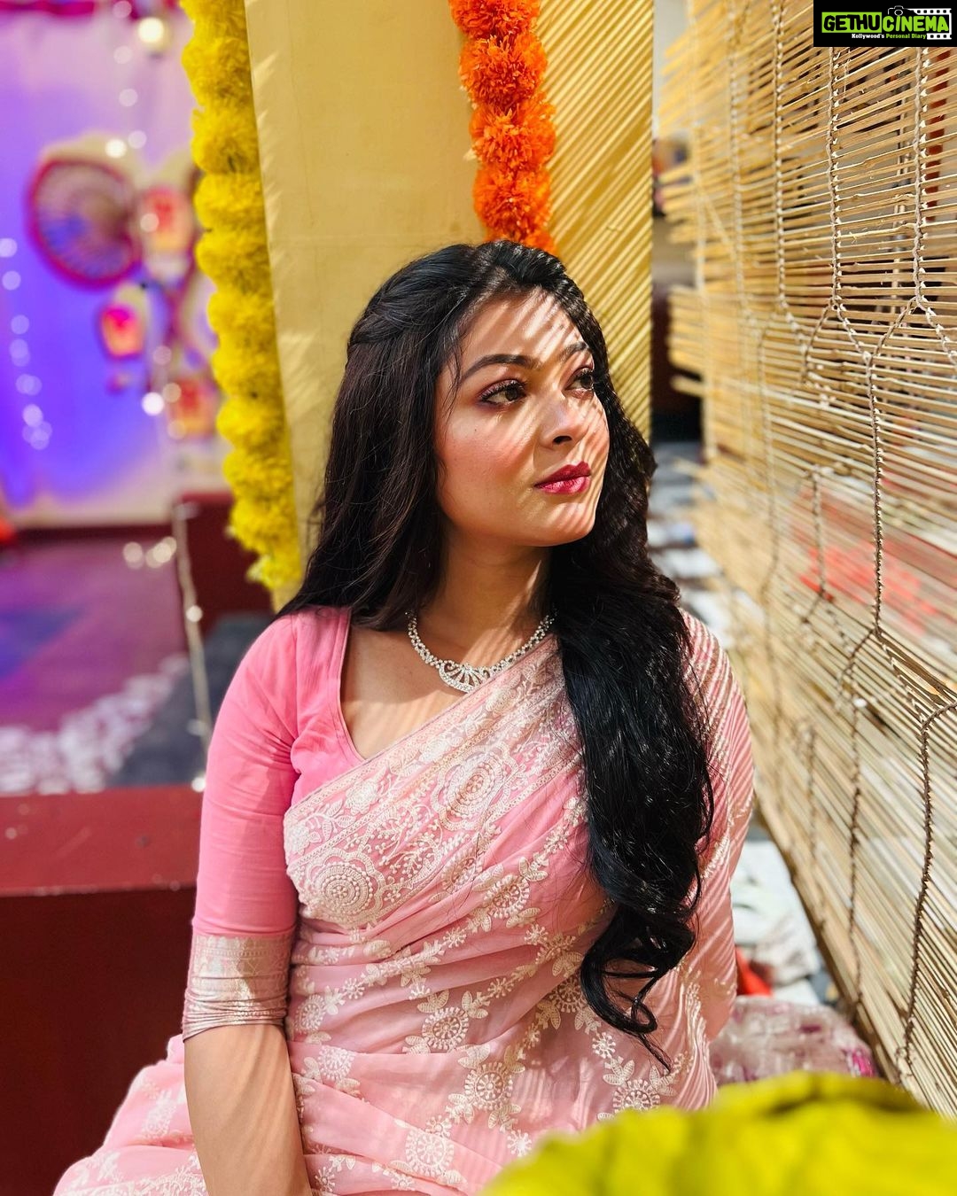 Rooqma Ray Instagram - SUBHO NABAMI ππ»ππ»ππ»ππ #instagram #instadaily #instalike #insta #instafashion #durgapuja #festival #festivalfashion #bengali #traditional #saree #sareelove #pink #rooqmaray #nabami