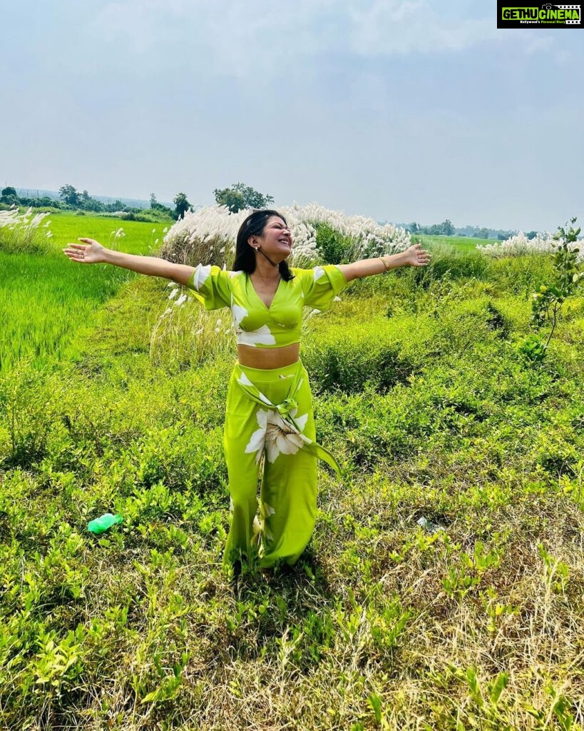 Rooqma Ray Instagram - Subho Saptami 🤍💚🤍💚 #instagram #insta #instagood #instafashion #instamood #instalike #instalove #durgapuja #green #naturelovers #travelphotography #roadtrip #rooqmaray Kasibugga, Andhra Pradesh, India