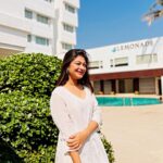 Rooqma Ray Instagram - Subho sasti 🤍🤍🤍 #instagram #instagood #insta #instadaily #instafashion #instamood #white #durgapuja #travel #seaside Hotel Holiday Resort,Puri
