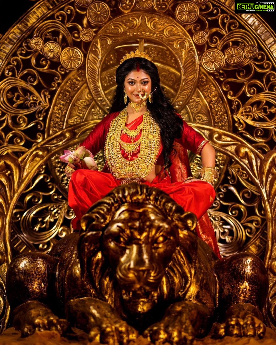 Rooqma Ray Instagram - Subho Mahalaya 🔱 @parthaadhikary_official @sayankundu9 @priyanka_adhikary4951 #instagram #instagood #insta #instafashion #mahalaya #durgapuja #2023 #instastyle #bengali #traditional #durga #durgamaa #rooqmaray Rong bong