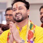 Roshan Prince Instagram - एक बार फिर से सभी भगतों को महामाई के नवरात्रों की ढेरों शुभकमनाएं। नवरात्रों के इस पावन अवसर पर मेरी तरफ से ये प्रस्तुति। उम्मीद करता हूँ आप सबको पसंद आएगा मातारानी का ये भजन.!! जय माता दी। जय श्री राम 🌷 Link In Bio Maa Vaishno Devi