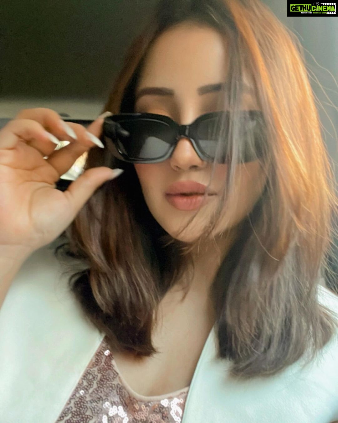 Roshmi Banik Instagram - Payphone! 📞 . . . . #fashion #lookoftheday #ootd #makeup #photodump #bollywood #igers #instagood #roshmibanik