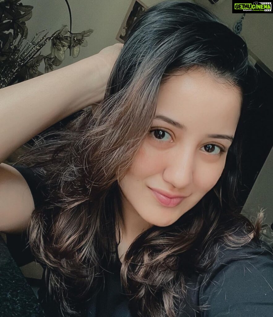 Roshmi Banik Instagram - My “let’s get started with the looooonggggg day ahead” look vs what I really want to do! (Slide next) 🩵🧸 #selfie #saturday #mood #weekend