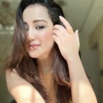 Roshmi Banik Instagram - Haanji, ready for the gossip. Oh! Baal peeche karne do pehle 👂🤪 . . . . #roshmibanik #roshfam #friday #lookoftheday #picoftheday #fashion #makeuplover #hairstyle #brown #browneyes #candid