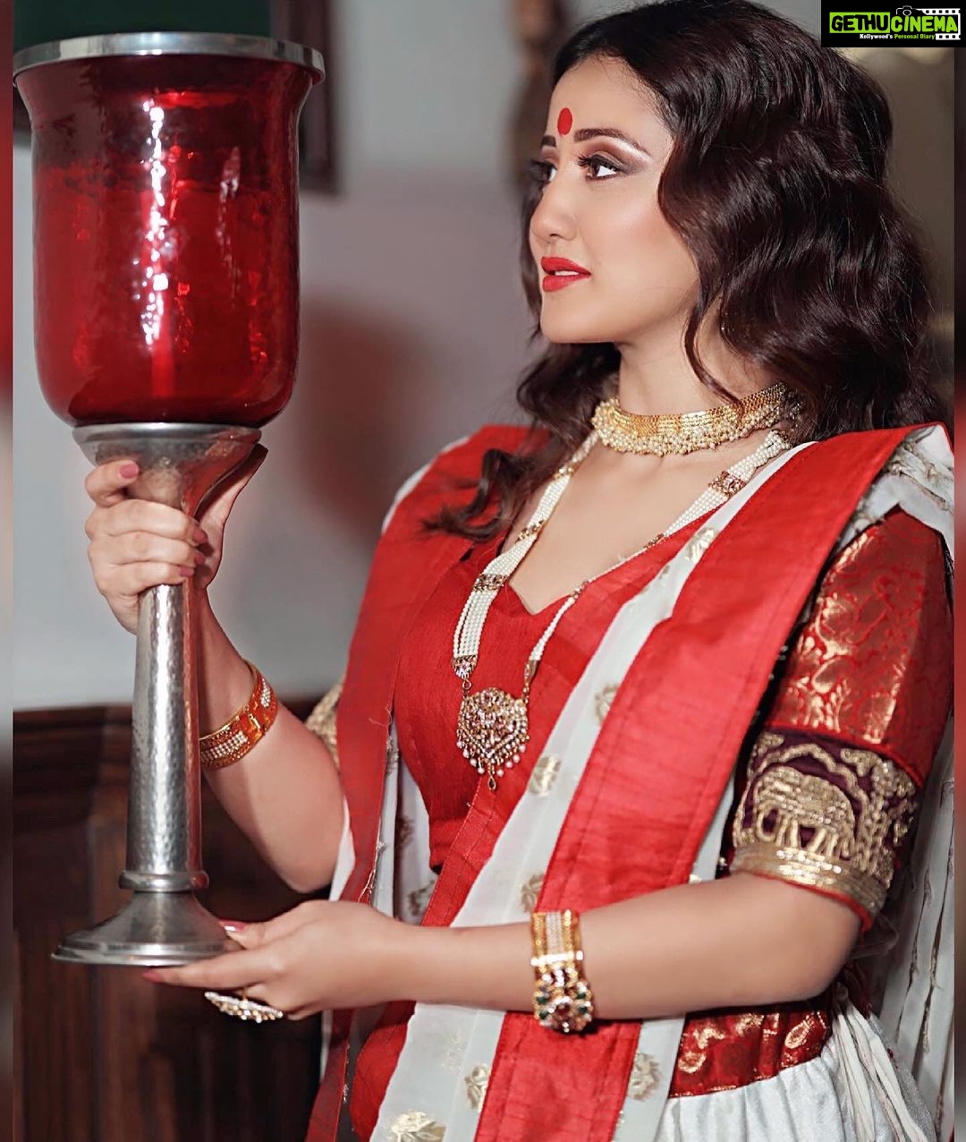 Roshmi Banik Instagram - May Maa Durga's strength inspire us all on this auspicious day! Happiest Durga Ashtami π±πΏππ»