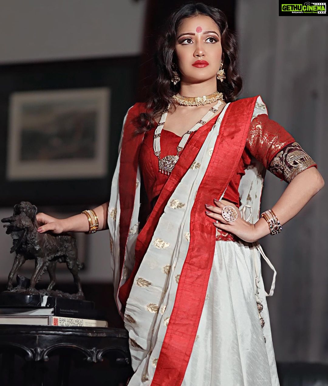 Roshmi Banik Instagram - May Maa Durga's strength inspire us all on this auspicious day! Happiest Durga Ashtami π±πΏππ»