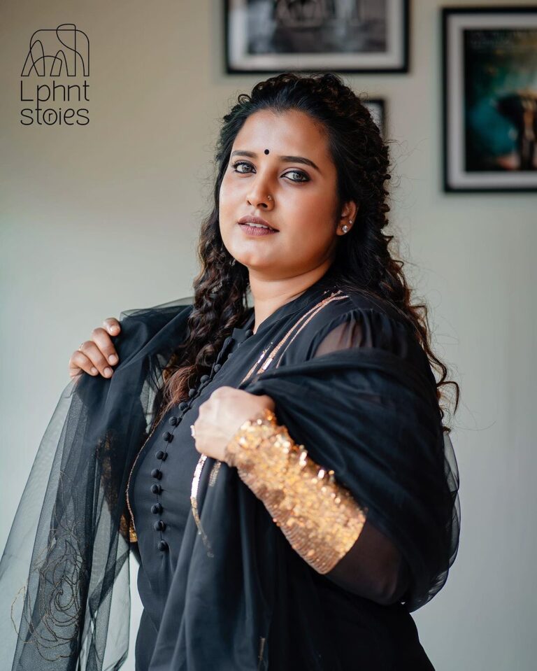 Roshna Ann Roy Instagram - Pre booking started !!! Will custom , by order, DM : @lphntstories.by.roshna 🐘 Black is always in fashion”!!! 🐘 A color that makes me look slim, makes me feel mysterious and doesn’t need a wash every time? What’s not to love! ♥️ 📸 : @sherinabrahamphotography Costume : @lphntstories.by.roshna Mua : @bridebox_makeup_studio DM … ❤️ ….. Contact : 📞7994445358 9895545566 Services Provided : stitching , designing ,hand embroidery , machine embroidery , wedding collections, kids party wears,wedding family concepts, menswear, groom concepts …etc .. #weddingdress #keralawedding #weddingtheme #lphntstories #designinspiration #weddingreception #bridaldress #weddingcouture #clothingbotique #clothing #costumebride #allindiadelivary #weddingconcept #roshnaannroy #lphntstories #costume #designer #costumedesigner #bridalcostume #weddingtrial #bride #keralabride Edappally Kochi Kerala