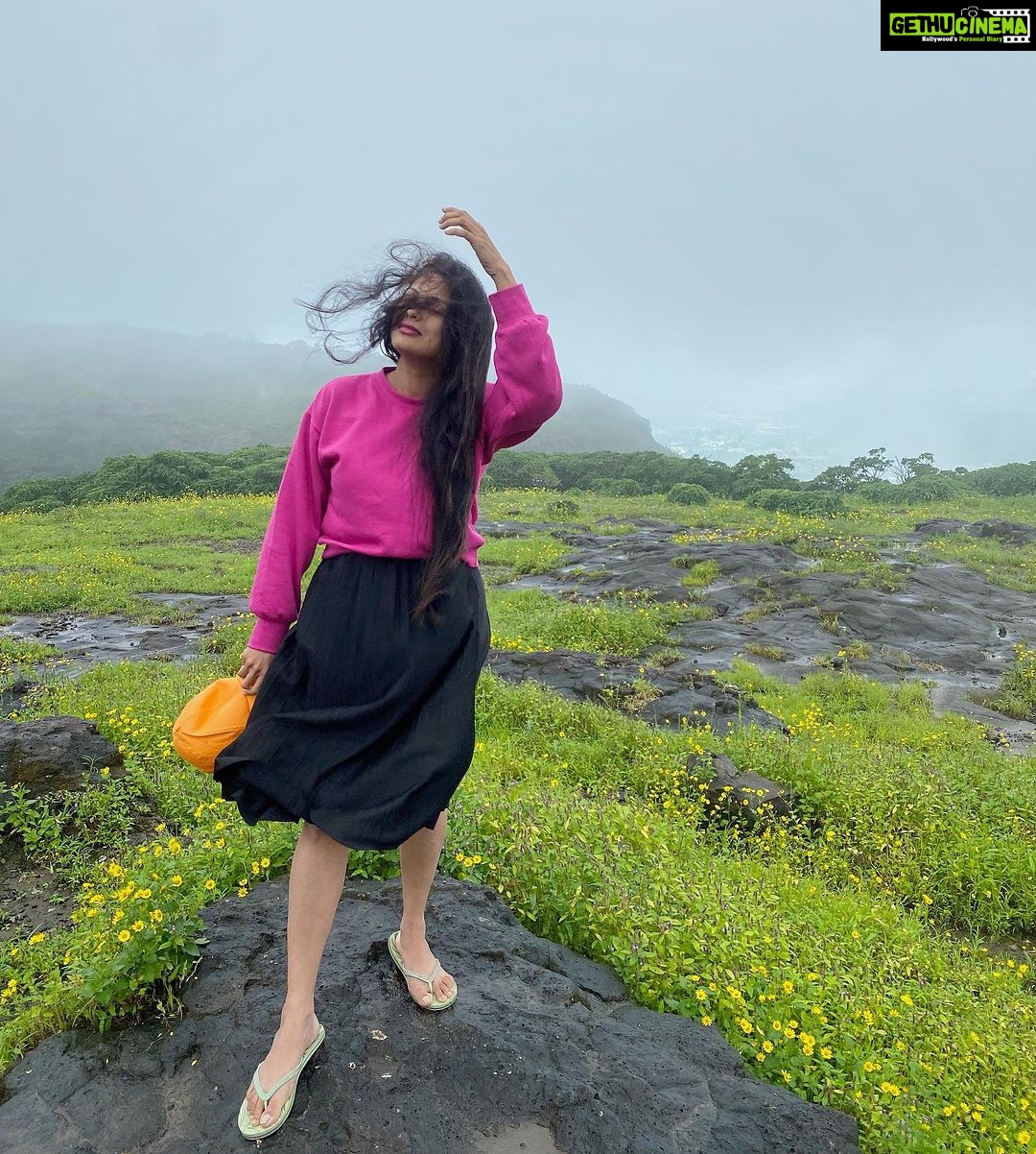 Rucha Hasabnis Instagram - Expectation v/s Reality 🤪 . . #monsoon2023 #travel
