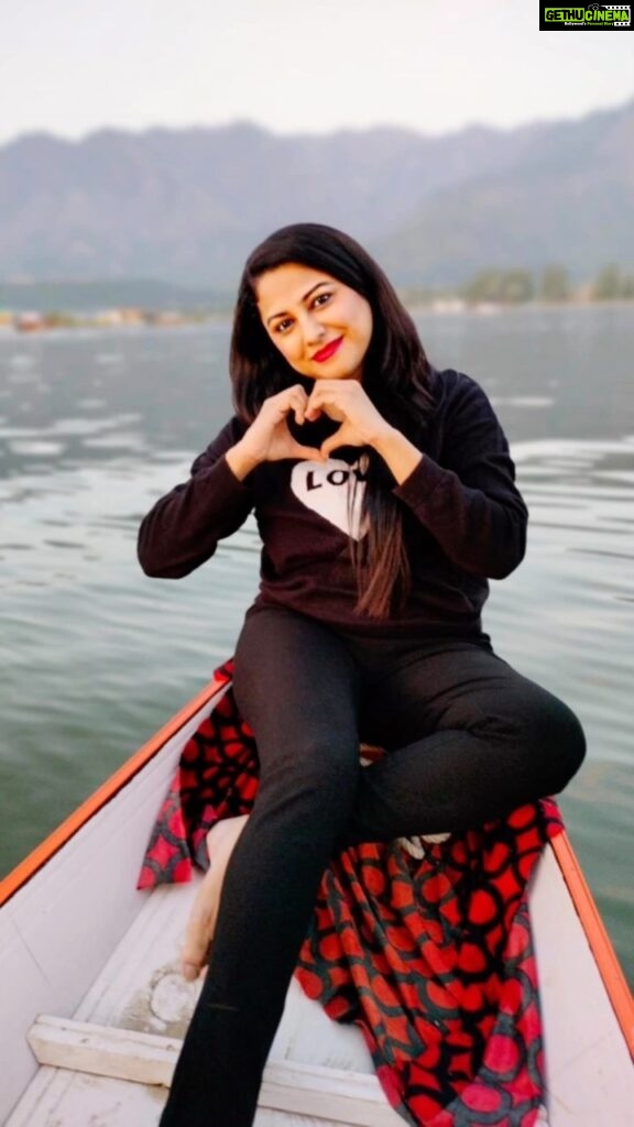 Rucha Hasabnis Instagram - Dal Lake Love ❤️ . . #kashmir #foreverlove #summer2023